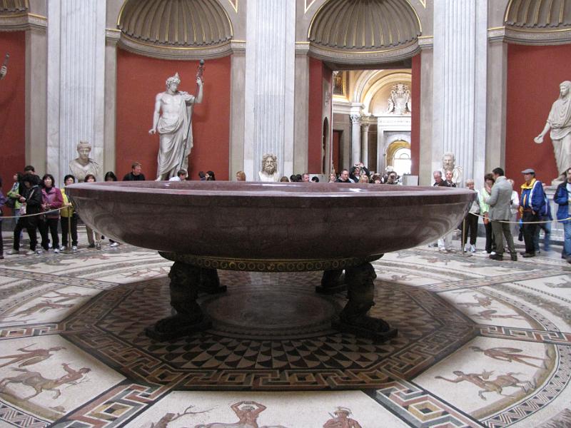 sala rotonda_overzicht.jpg - De Sala Rotonda. Een enorme schaal die ooit dienst heeft gedaan als badkuip.